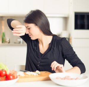 چرا پیاز باعث اشک ریختن می شود / رفع سوزش چشم ناشی از پیاز